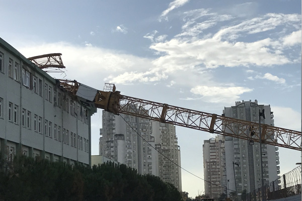 İzmir’de okulun çatısına kule vinç devrildi