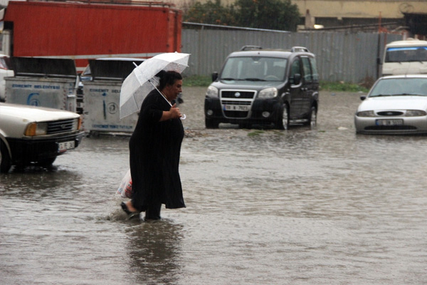 Sağanak yağış tüm yurtta etkili oldu