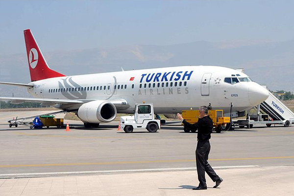 Mısır'da THY uçağına bagaj yükleme aracı çarptı