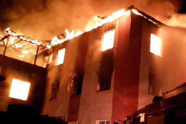 Adana'da yurt yangınında 12 öğrenci hayatını kaybetti