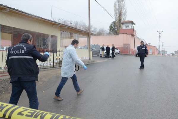 Cezaevi önünde silahlı saldırı: 3 yaralı