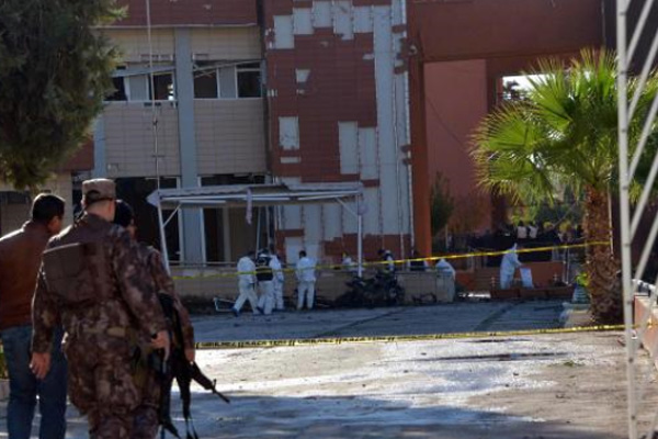 Bombacı valilik otoparkına 112 Acil kıyafetiyle girmiş