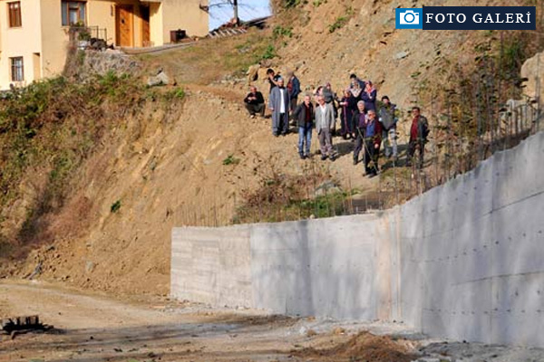 Rize'de akıl almaz olay! Arazisinden geçen yola duvar ördü