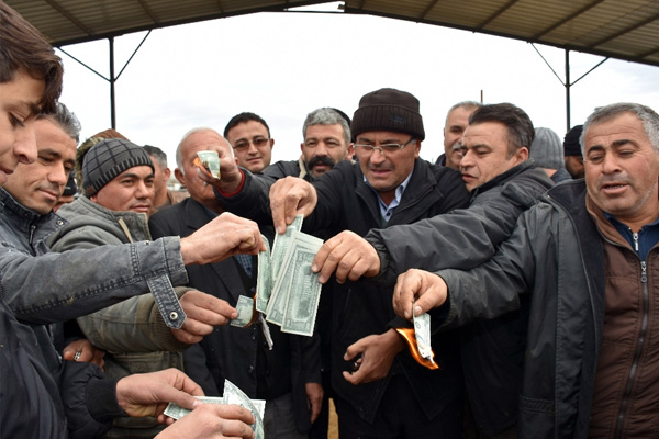 Besiciler dolarları ateşe verdi