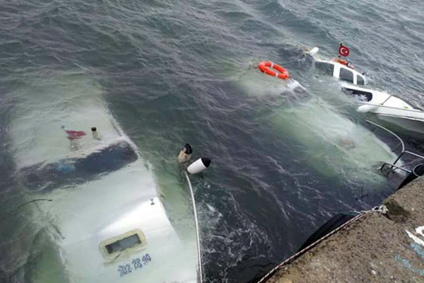 Şiddetli rüzgar tekneleri batırdı