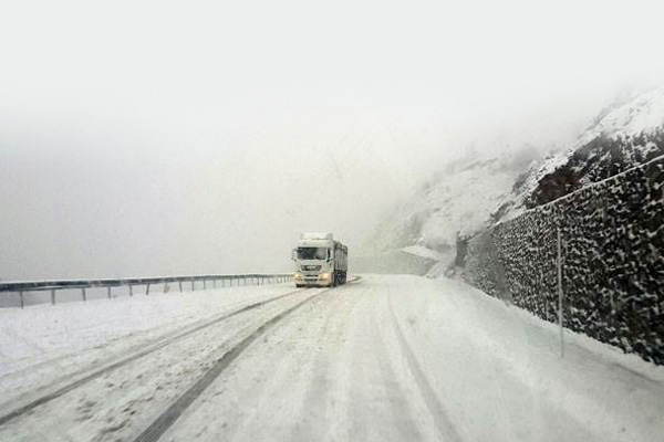 Kar yağışı hayatı durma noktasına getirdi
