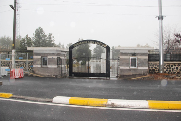 Diyarbakır'da şehitler mezarlığına EYP'li saldırı