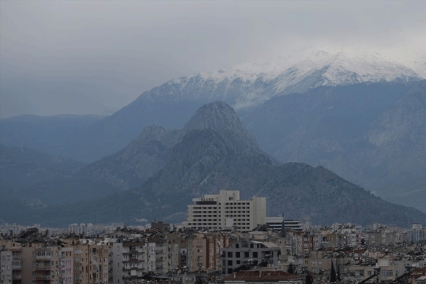 Antalya'ya yılın ilk karı düştü
