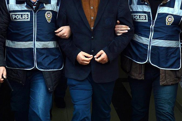 İzmir merkezli FETÖ operasyonu: 52 gözaltı