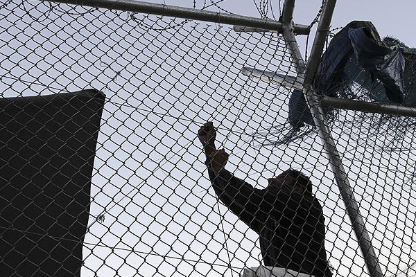 Kar nedeniyle göçmen kampı boşaltıldı