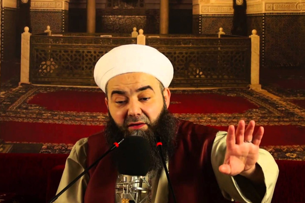 Cübbeli: Erkeklerin başı açık gezmesi haramdır