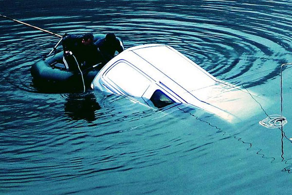 Çin'de minibüs göle düştü: 18 ölü