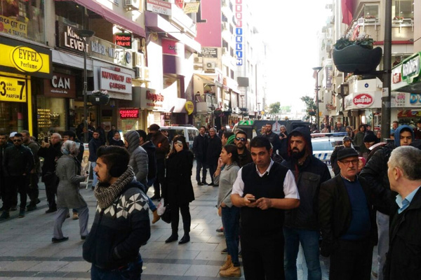 İzmir’de bomba paniği: 20 bina boşaltıldı