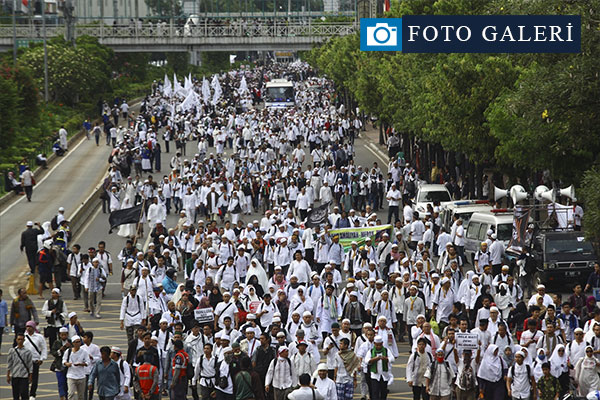 Cakarta Valisini protesto etmeye yüz binler katıldı