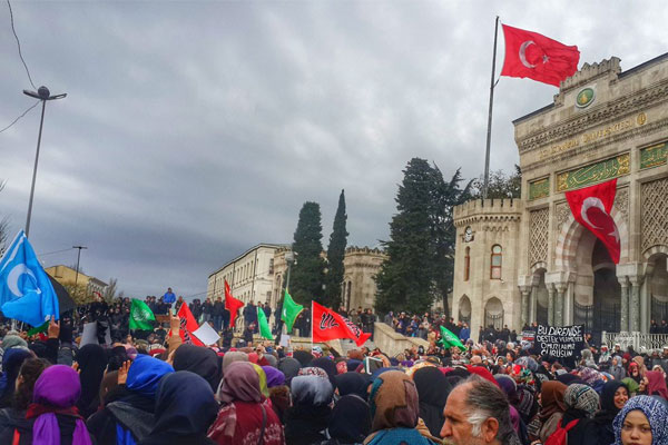Halep'te devam eden sivil ölümleri birçok şehirde protesto edildi.