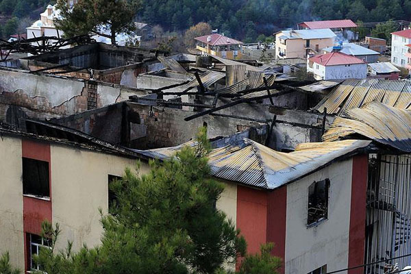 Yurt yangınında gözaltına alınanlardan 3'ü serbest