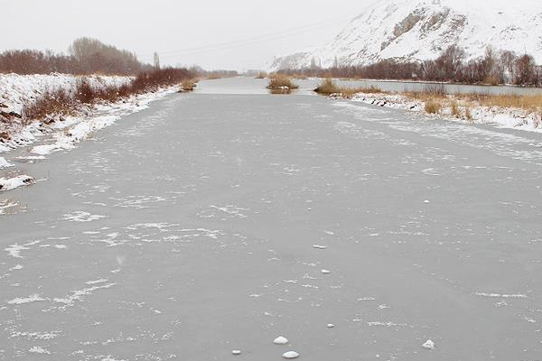 Türkiye'nin en uzun nehri kısmen buz tuttu