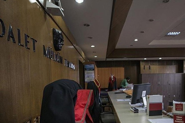 Afyonkarahisar'da 2 savcı ile 1 hakim tutuklandı