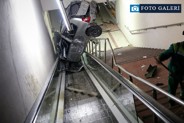 Bursa'da bir otomobil metroya girdi!