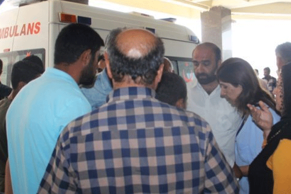 Yerde buldukları bomba patladı