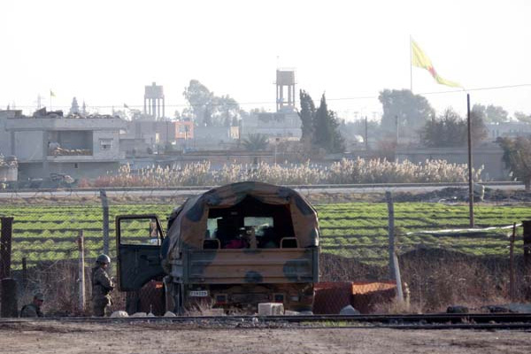 PYD, Akçakale sınırına yeni bayrak astı