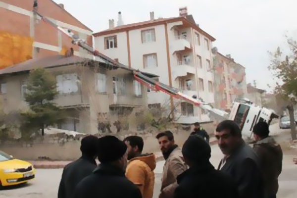 Vinç evi ortadan ikiye ayırdı