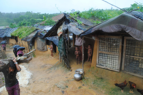 Arakanlı iki çocuk kaçarken nehirde boğuldu