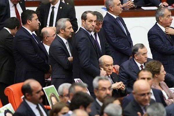 Vekiller Bahçeli'nin etrafında etten duvar ördü