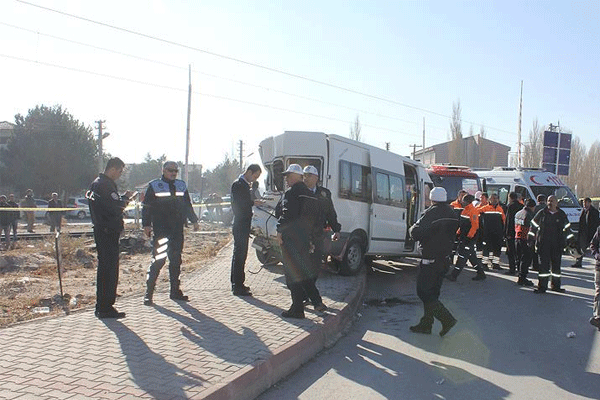 Lokomotif, öğrenci servisiyle çarpıştı
