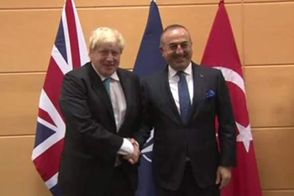 Bakan Çavuşoğlu İngiliz mevkidaşı ile görüştü