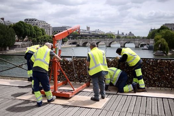 Parislilerden mültecilere sürpriz