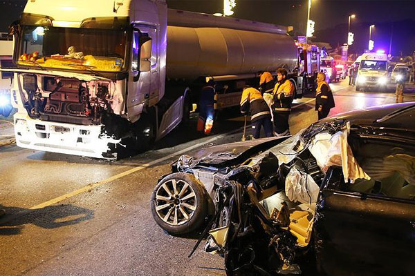 Beşiktaş'ta otomobil ile tanker çarpıştı