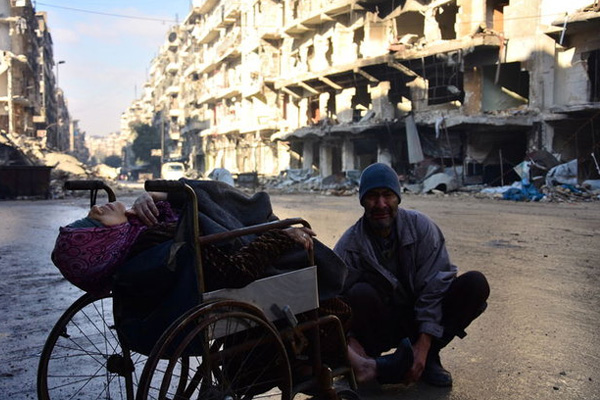 Doktor beklerken sokak ortasında son nefesini verdi