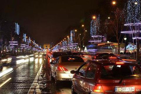 Paris'te trafiğe çıkış sırayla