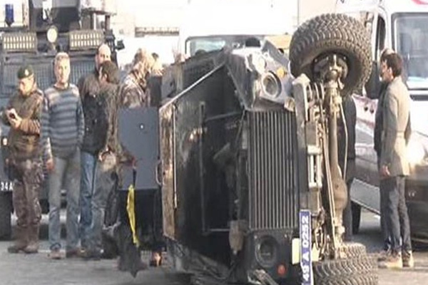 İstanbul'da zırhlı polis aracı devrildi