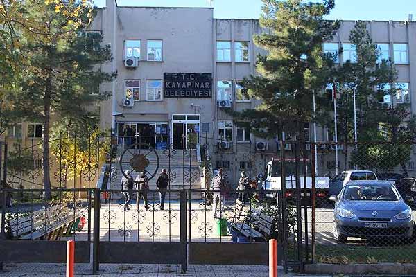 Diyarbakır'da gözaltına alınan belediye başkanları adliyede