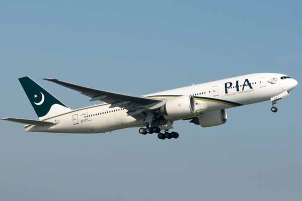 Pakistan'da yolcu uçağı düştü