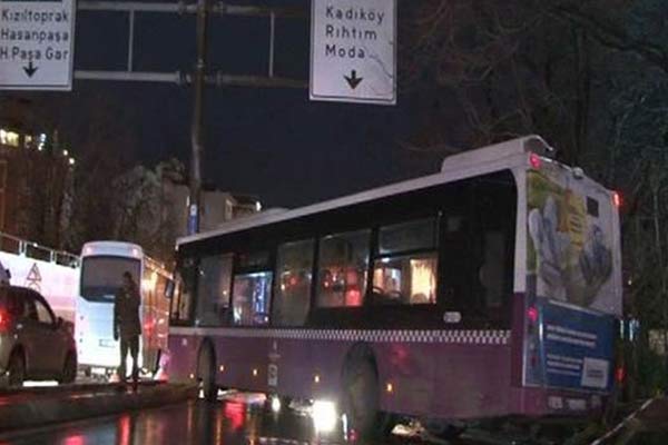 Kadıköy'de İETT otobüsü trafik tabelasına çarptı