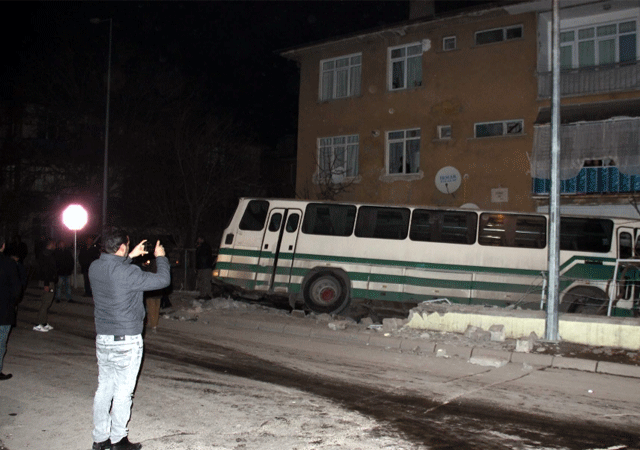 Kayseri'de duvarı yıkan otobüs bahçeye girdi