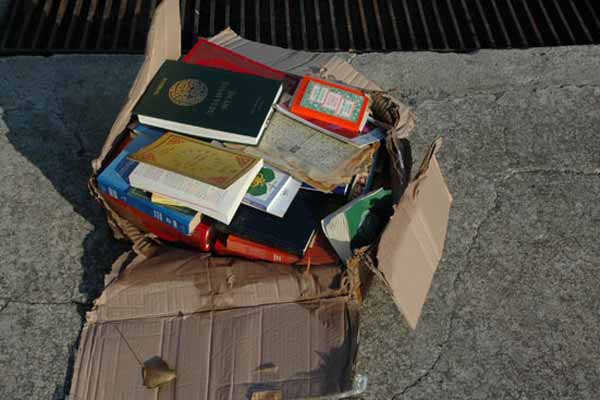 Yüzlerce kitap sahile vurdu