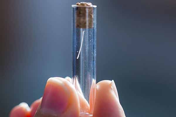 Saç teline besmele yazdı