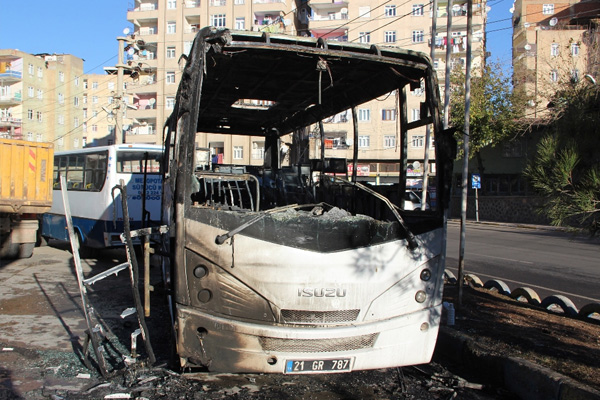 Diyarbakır’da 3 belediye otobüsü kundaklandı