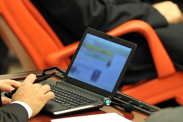 Milletvekillerine dizüstü bilgisayar dağıtıldı