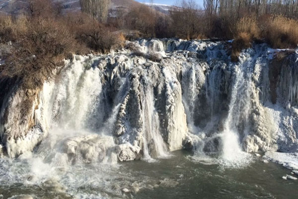 Van'da Muradiye Şelalesi dondu