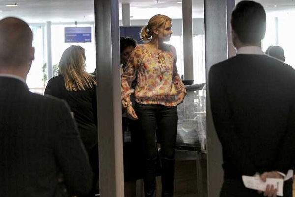 Almanlar, havalimanında çorabına kadar arandı...