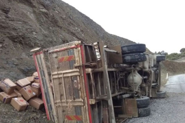 Balıkesir'de dinamit yüklü kamyon devrildi