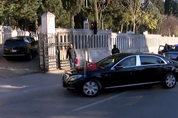 Erdoğan'dan anne ve babasının kabrine ziyaret