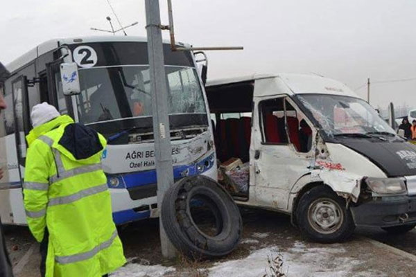 Ağrı'da minibüsler çarpıştı: 1 ölü
