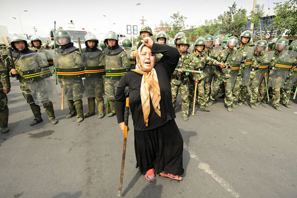 Çin, Doğu Türkistanlıların pasaportlarına el koyuyor