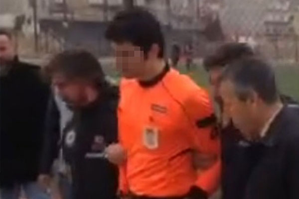 Hakem maç sırasında FETÖ’den gözaltına alındı